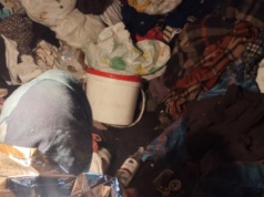 Interwencja w pustostanie. Starsza kobieta trafiła do szpitala