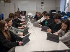 Ponad 1,1 tys. urządzeń multimedialnych trafiło do szkół powiatu bocheńskiego