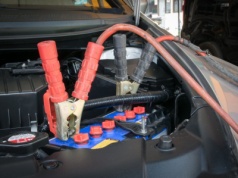 Jak prawidłowo podłączyć kable rozruchowe? O tym musi wiedzieć każdy kierowca