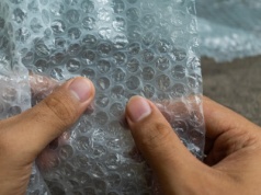 Pakuj folię bąbelkową do auta. Brzmi absurdalnie, działa perfekcyjnie