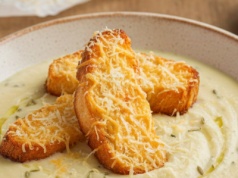 ​Aksamitny kalafior i croissantowe grzanki. Kulinarny recykling w wyrafinowanej formie