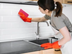 Zmieszaj składniki z apteczki i nanieś na fugi. Brud sam zniknie