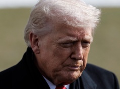 Ta piosenka niesie się po sieci jak pożar w buszu. Gwiazdor śpiewa o ofiarach Trumpa