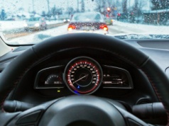 Jazda na tempomacie zimą może mieć poważne konsekwencje. Nigdy tego nie rób