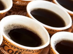 Nie dodawaj do kawy. Kolejne badania potwierdzają: dewastują pracę mózg