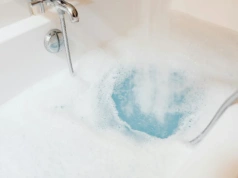 Wymieszaj 4 składniki i przetrzyj wannę. Osad z mydła zniknie sam i bez szorowania