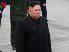 Zasnęli podczas projekcji filmu o Kim Dzong Unie. Zostali ukarani