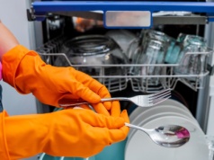 Czysta zmywarka i zlew bez użycia chemii. Ekspertka zdradza proste triki