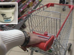 Kawałki szkła w jogurcie. Wydano pilny komunikat