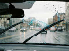 UOKiK sprawdził zimowe płyny i odmrażacze do szyb. W części produktów wykryto niebezpieczny metanol