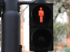 Przeszła na czerwonym świetle w centrum Ciechanowa. Znieważyła policjantów i usłyszała zarzut