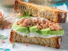 Wieczorne kanapki tylko z tymi składnikami. Na lepszy sen wybierz też dobry napój