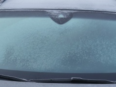 Szyba zamarza od wewnątrz. Domowy sposobem pozbędziesz się problemu