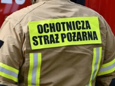 Pożar domu w Goleszowie. Sześć zastępów straży pożarnej w akcji, przejazd zablokowany