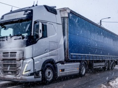 Lód spadł z dachu ciężarówki. Agent ubezpieczeniowy radzi, co robić