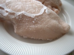 Zapomniałeś wyjąć mięso z zamrażarki? Tak szybko rozmrozisz kurczaka