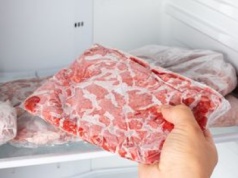 Wiele osób nie ma świadomości, a to prosta droga do zatrucia. Jak długo można trzymać mrożone mięso?