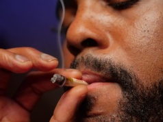 Umorzenie sprawy za trawkę. Kiedy jest możliwe i jak o nie walczyć