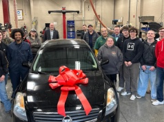 Uczniowie naprawiają auta dla samotnych matek. Niezwykły program szkoły w USA