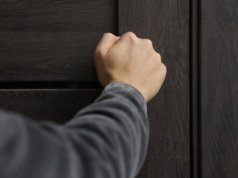 Komornik do końca życia zapamięta ten dzień. "Zakrwawiona twarz, ubranie i akta"