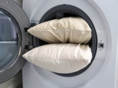 Jak uprać poduszkę z pierza? Metoda 5 kroków. Jeden błąd i będzie do wyrzucenia