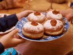 Te pączki pachną oliwą. Są złociste i kuszą ciepłym kęsem