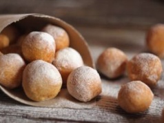 Z twarogu i jajek robię pulchniutkie pączki. Na Litwie to prawdziwy przysmak