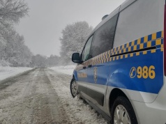 Łyżwiarze i spacerowicze na zamarzniętych zbiornikach, popijawa w poczekalni, zagubiony senior. Interwencje straży miejskiej