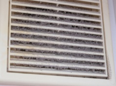 Kratkę wentylacyjną myję tylko tym. Bez szorowania, a czystością aż razi w oczy