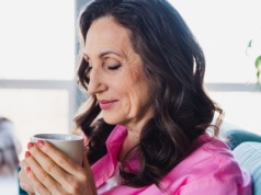 Wystarczy jedna łyżeczka do kawy. Ten owoc uruchamia mechanizmy młodości