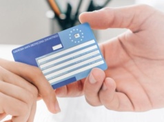 Jak dobrze przygotować się do wyjazdu na ferie? NFZ przypomina o karcie EKUZ