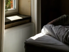 Rozsyp na noc przy kaloryferze. Wilgoć znika bez osuszacza