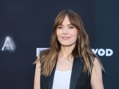 Spodnie “hush stripes” to patent paryżanek na zimową elegancję. W minimalistycznym stylu nosi je Magda Lamparska