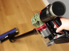 Recenzja Dyson V8 Cyclone. Odkurzacz, który stawia na moc i wygodę sprzątania