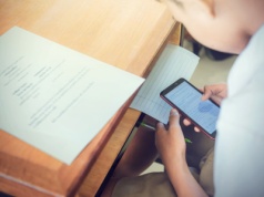 Całkowity zakaz telefonów w szkołach. Nauczycielka: Powrót do średniowiecza?