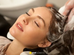 Legendarny fryzjerski szampon wreszcie dostępny w drogerii. Reanimuje włosy jak botoks, zastępuje odżywkę