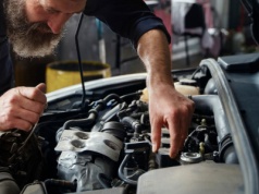 Samochód "jak nowy", ale tylko z wyglądu. Ten element starzeje się nawet na postoju