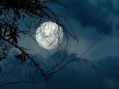 Śnieżny Księżyc efektowny ja zorza polarna. Spójrzcie w niebo w ten weekend