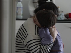 Rodzicielstwo "na rzep" niszczy niezależność. 6 oznak, że twoje dziecko za bardzo się przykleja