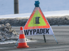 Pojazd dostawczy wypadł z drogi S12\S17 pod Kurowem. Zablokowany pas awaryjny w kierunku Lublina