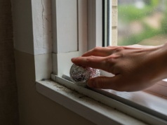 Okno chodzi opornie? Wina może tkwić w tym miejscu. Zadziała trik z folią