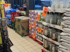 Wielkie kartonowe pudła przy kasach w Biedronce. "To przez pogodę"