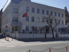 Napis na murze ambasady Turcji w Warszawie. Wandalizm dostrzegli policjanci