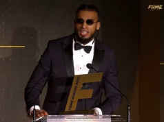 Alberto w garniaku. Odebrał statuetkę na gali Fame Awards