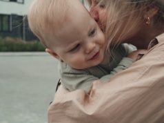 Strach o zdrowie dziecka odbiera ci sen? 7 technik, które zatrzymują spiralę lęku