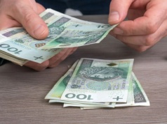 Nawet ponad 900 zł dodatku do wypłaty. W lutym 2026 ci pracownicy mogą zarobić więcej