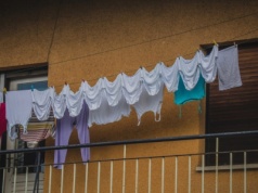 Tych rzeczy nigdy nie rób na balkonie. Kary mogą być wyższe, niż się spodziewasz