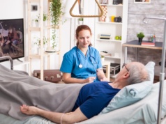 Hospicja domowe coraz częściej prywatne. "Te jednostki nie powinny być nastawione na biznes"