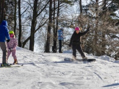 Na szczecińskiej Gubałówce mróz, sanki, narty i dobre humory
