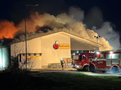 Potężny pożar Biedronki w Polkowicach. Runął dach sklepu, są ranni strażacy